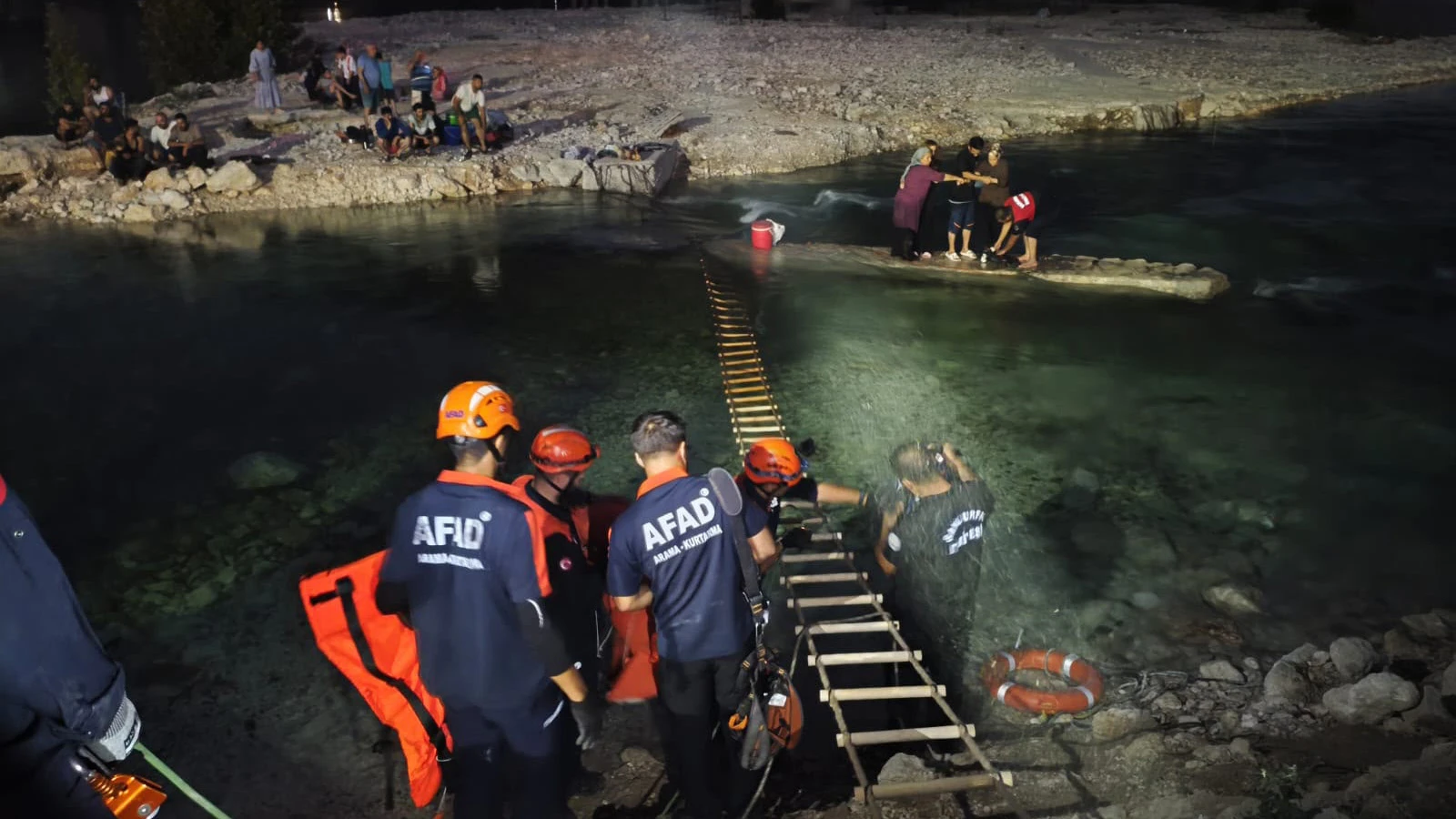 Su seviyesi aniden yükselince 32 kişi adacıkta mahsur kaldı