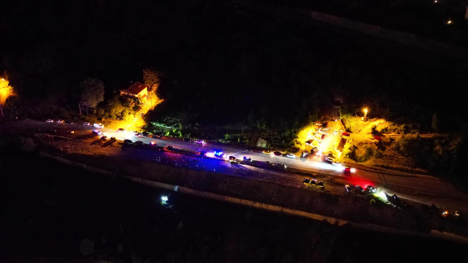 Zonguldak'ta şarampole devrilerek yanan otomobilin sürücüsü can verdi