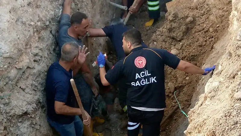Göçük altında kalan işçiyi itfaiye ekipleri çıkardı