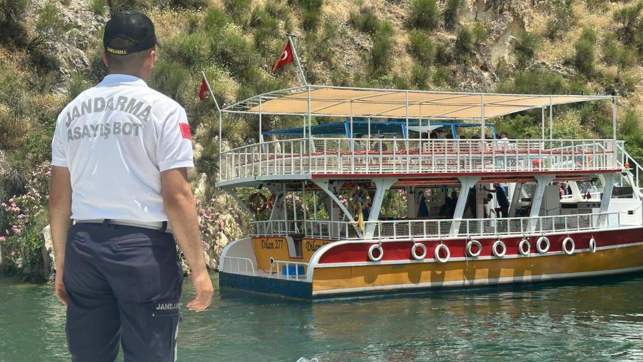 Birecik Baraj Gölü'nde arızalanan teknedeki 40 kişi kurtarıldı