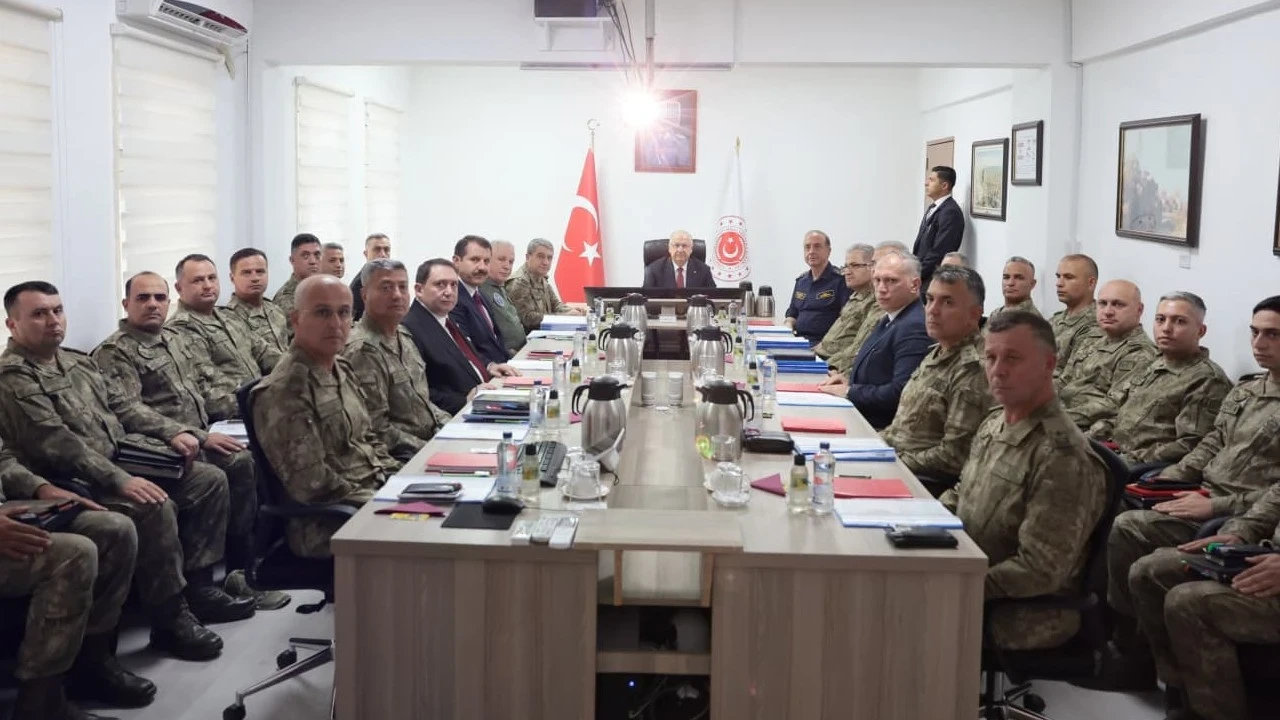 Bakan Güler, KKTC'de Mehmetçik ile bir araya geldi