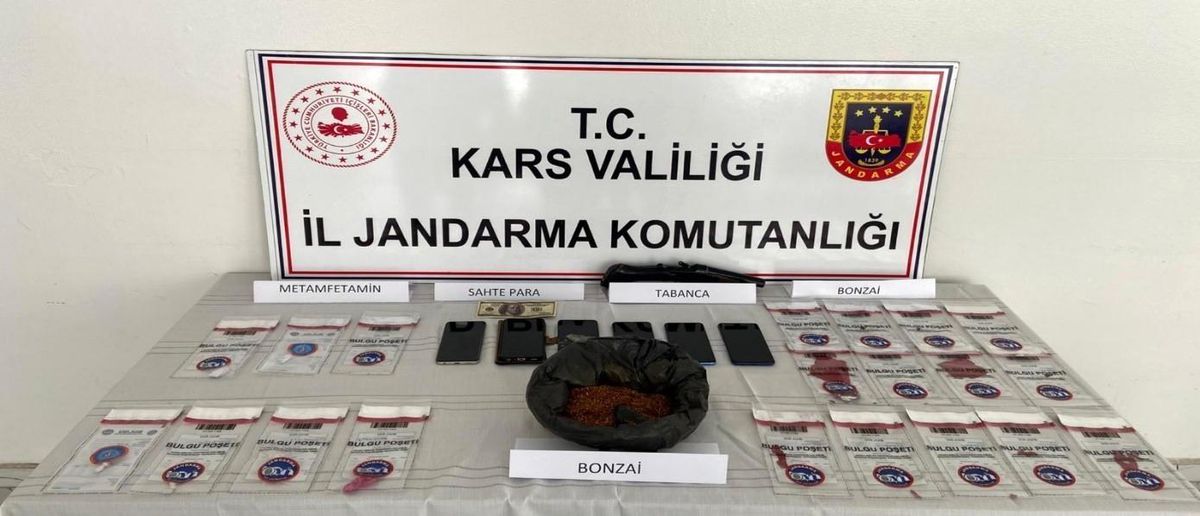 Kars'ta zehir tacirlerine darbe: 7 tutuklama, uyuşturucu ve sahte dolar ele geçirildi