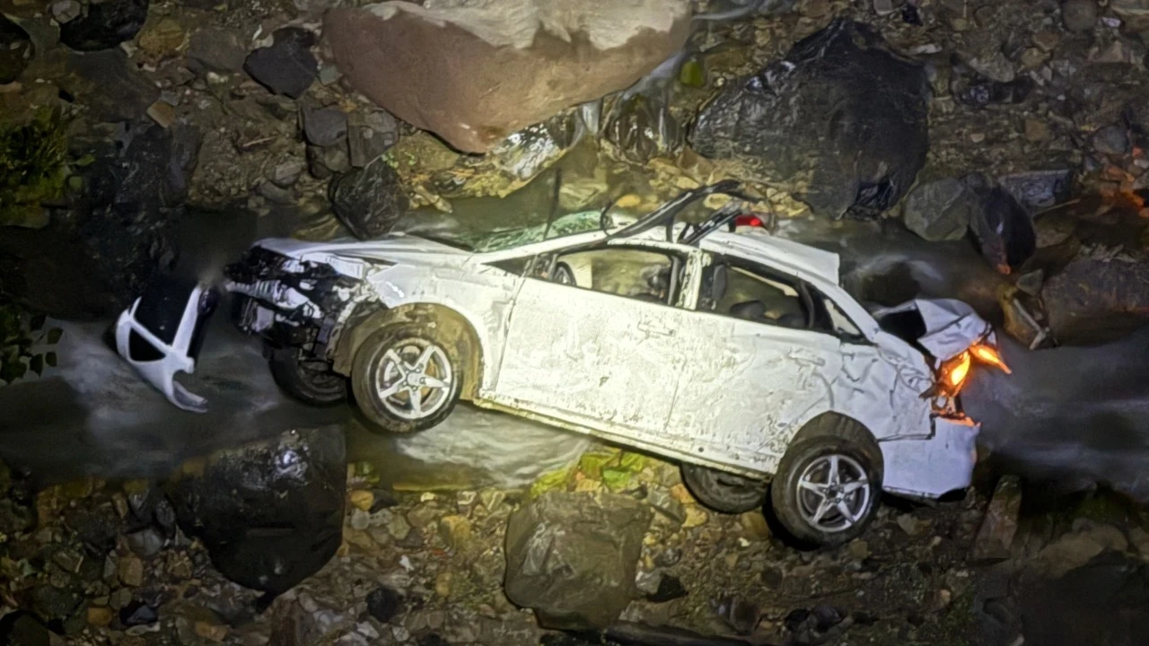 Dere yatağına devrilen otomobildeki 1 kişi öldü, 1 kişi yaralandı