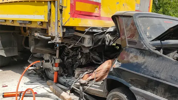 Park halindeki TIR'a çarpan araçta 2 kişi öldü