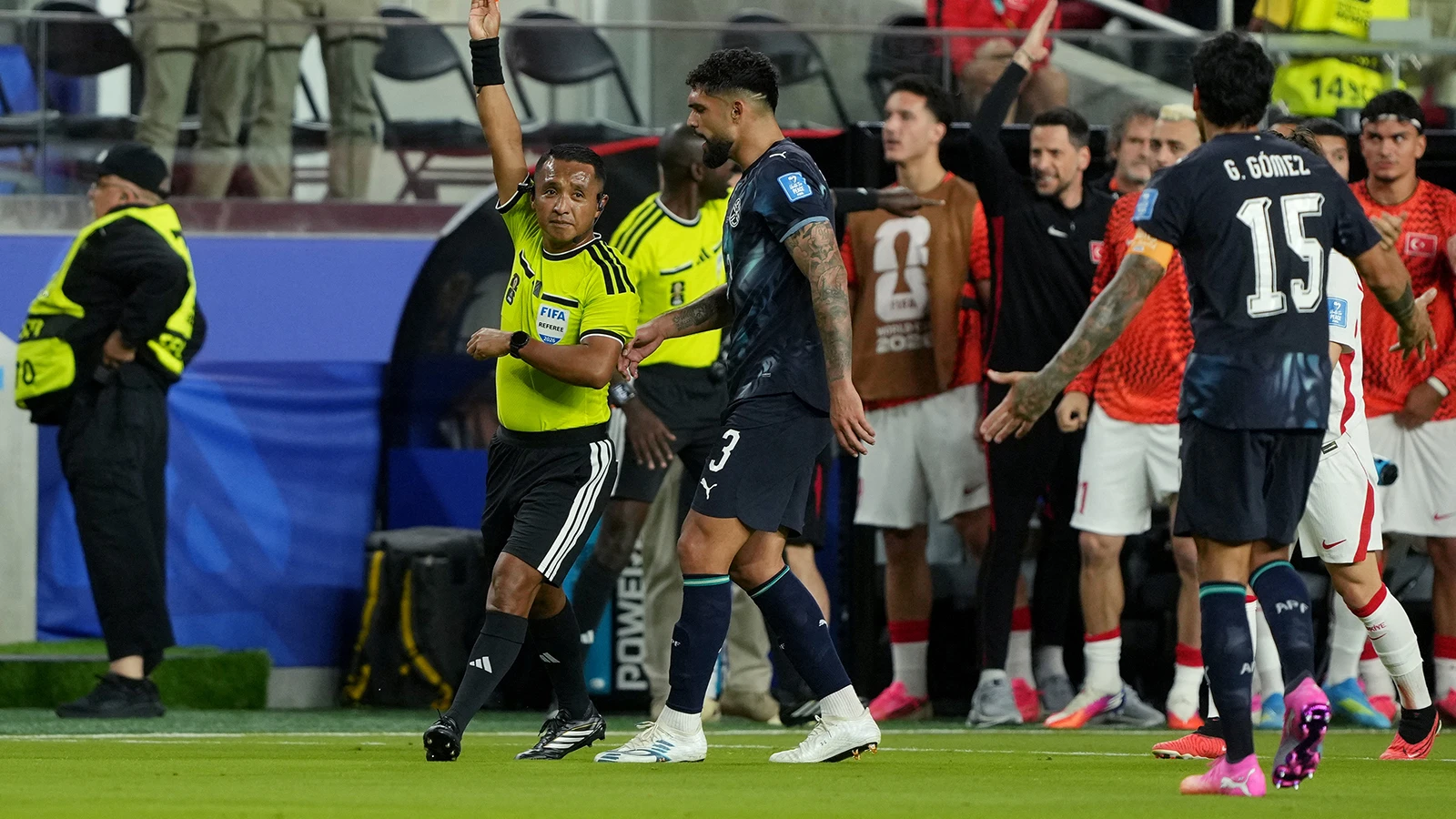 Tarihe geçen kırmızı kart! Yeni kural ilk kez Türkiye-Paraguay maçında uygulandı