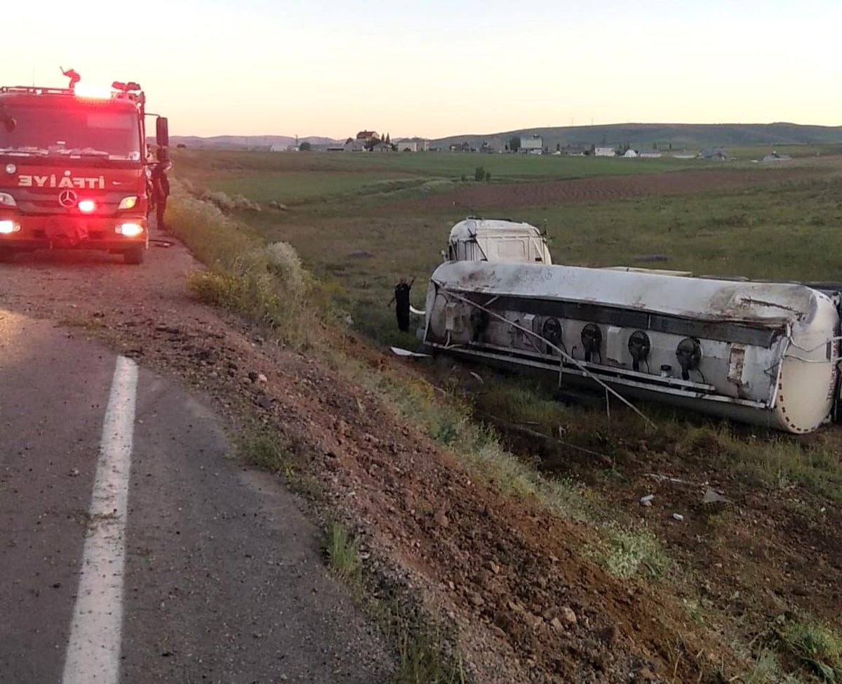 Bayburt'ta yakıt yüklü tanker devrildi: 1 yaralı