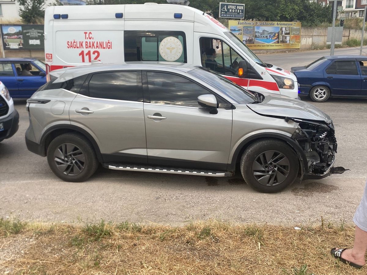 Tokat'ta iki otomobil çarpıştı, 3 kişi yaralandı
