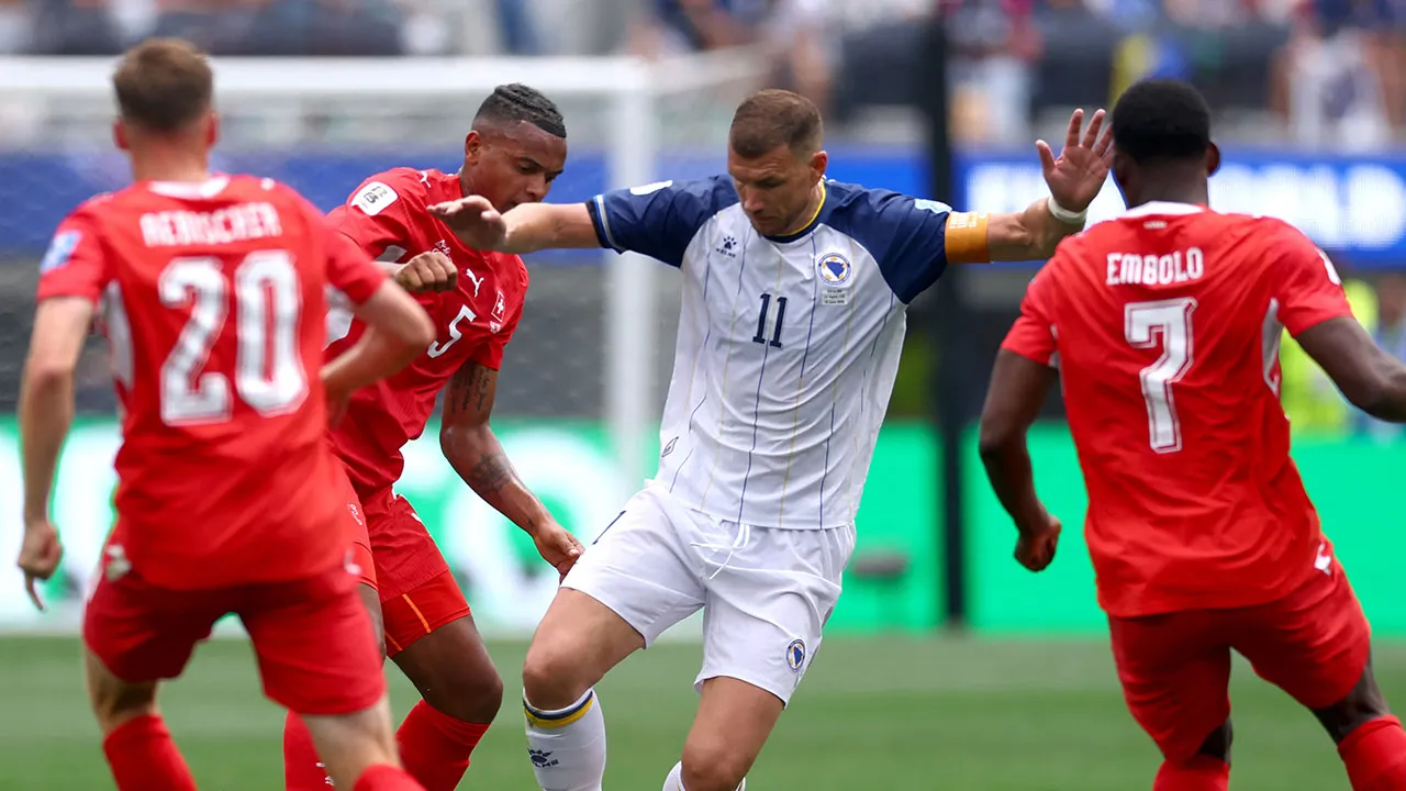 İsviçre - Bosna Hersek maçında 5 gol, birer kırmızı ve penaltı