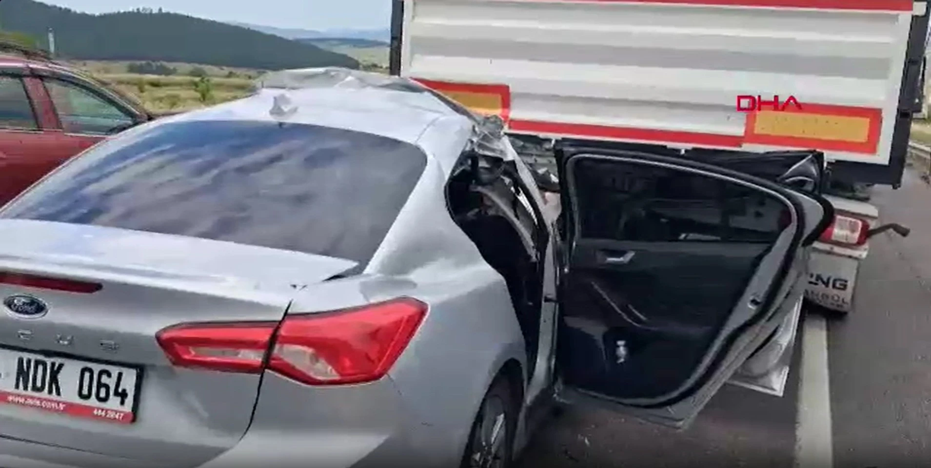 Otomobil, TIR'a arkadan çarptı: 1 ölü, 6'sı çocuk 8 yaralı