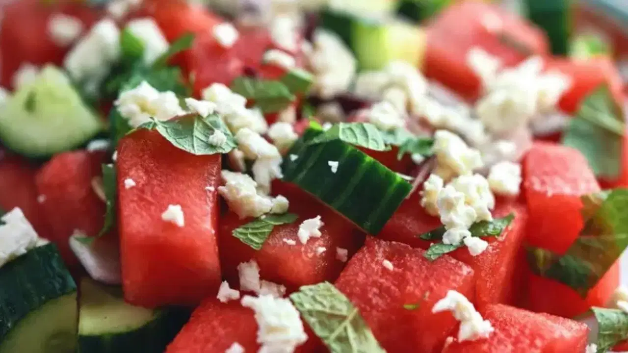 Yaz sofralarına ferahlık katacak lezzet: Karpuz salatası tarifi
