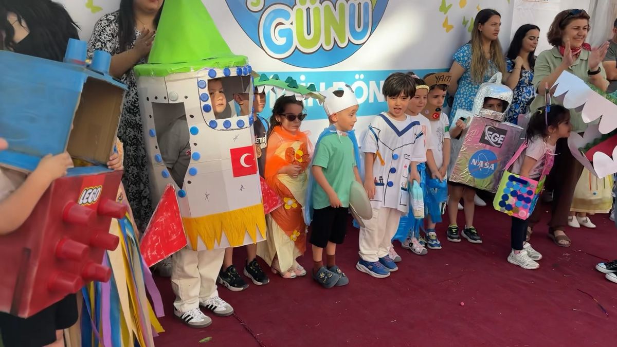 Avcılar'da anaokulunda atık malzemelerden yapılan kostümlerle defile