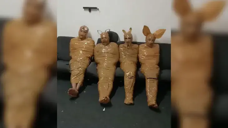 Mahalleliden sıra dışı tuzak! Yakalanan hırsızları koli bandıyla "Teletabilere" benzettiler