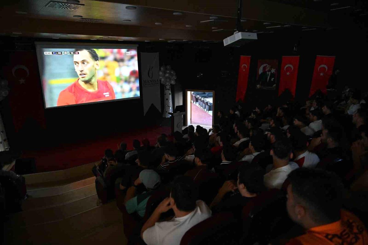 Manisa CBÜ öğrencileri milli maçı hep birlikte izledi
