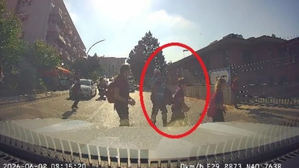 Kocaeli'de zabıta personelinin örnek davranışı kamerada | KOCAELİ HABERLERİ