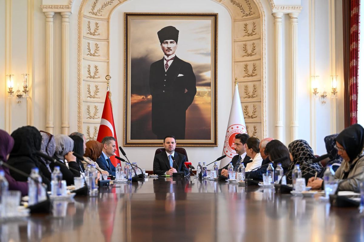 Bakan Gürlek, HAKMED temsilcileriyle bir araya geldi
