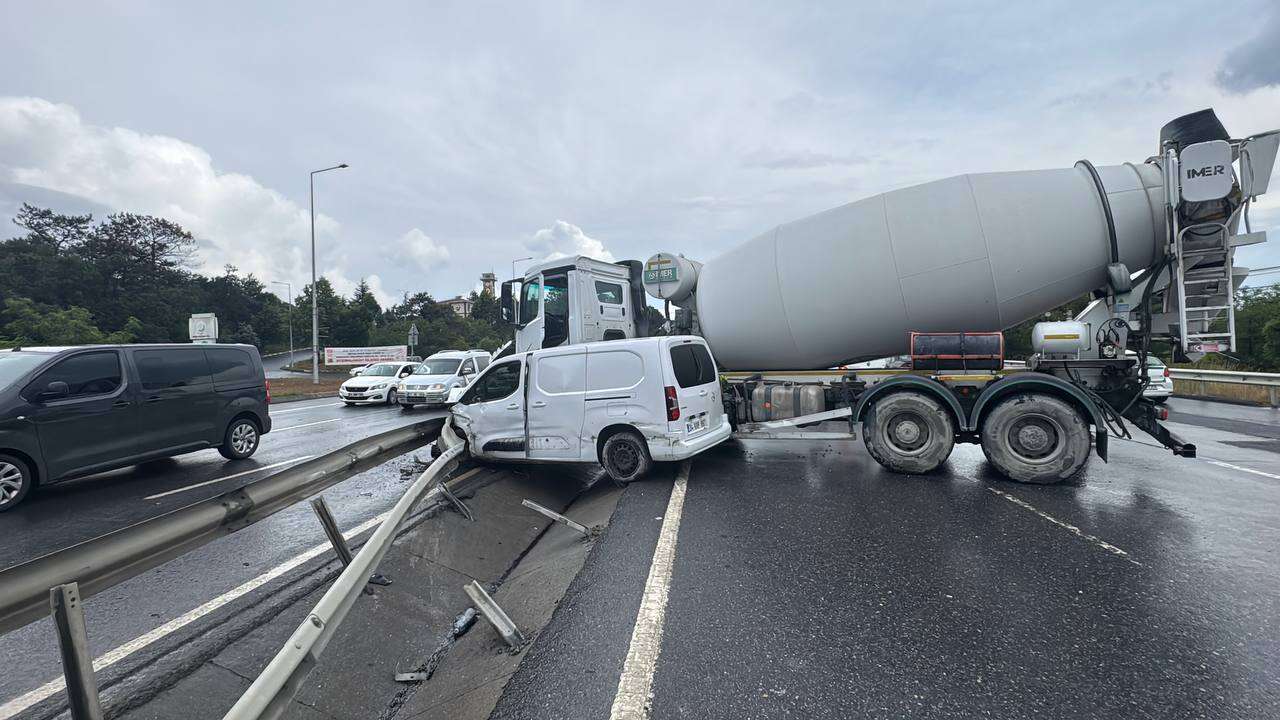 Arnavutköy’de beton mikseri ile hafif ticari araç çarpıştı: 2 yaralı