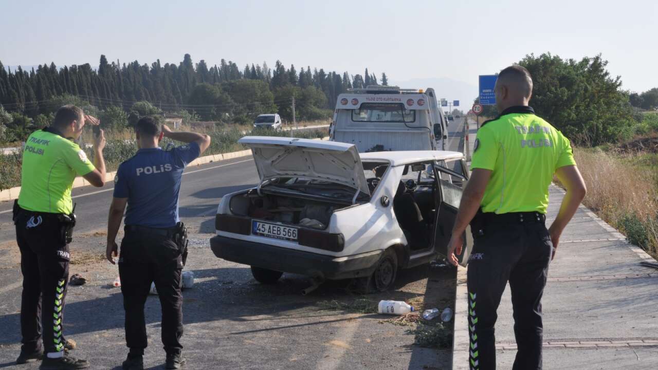 İzmir'de lastiği patlayan otomobil refüjü aşarak karşı şeride sürüklendi