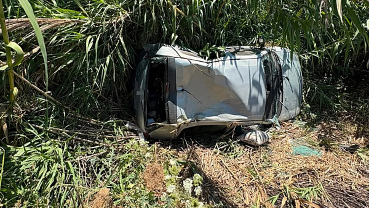 Antalya'da otomobil bahçeye devrildi: 2 yaralı