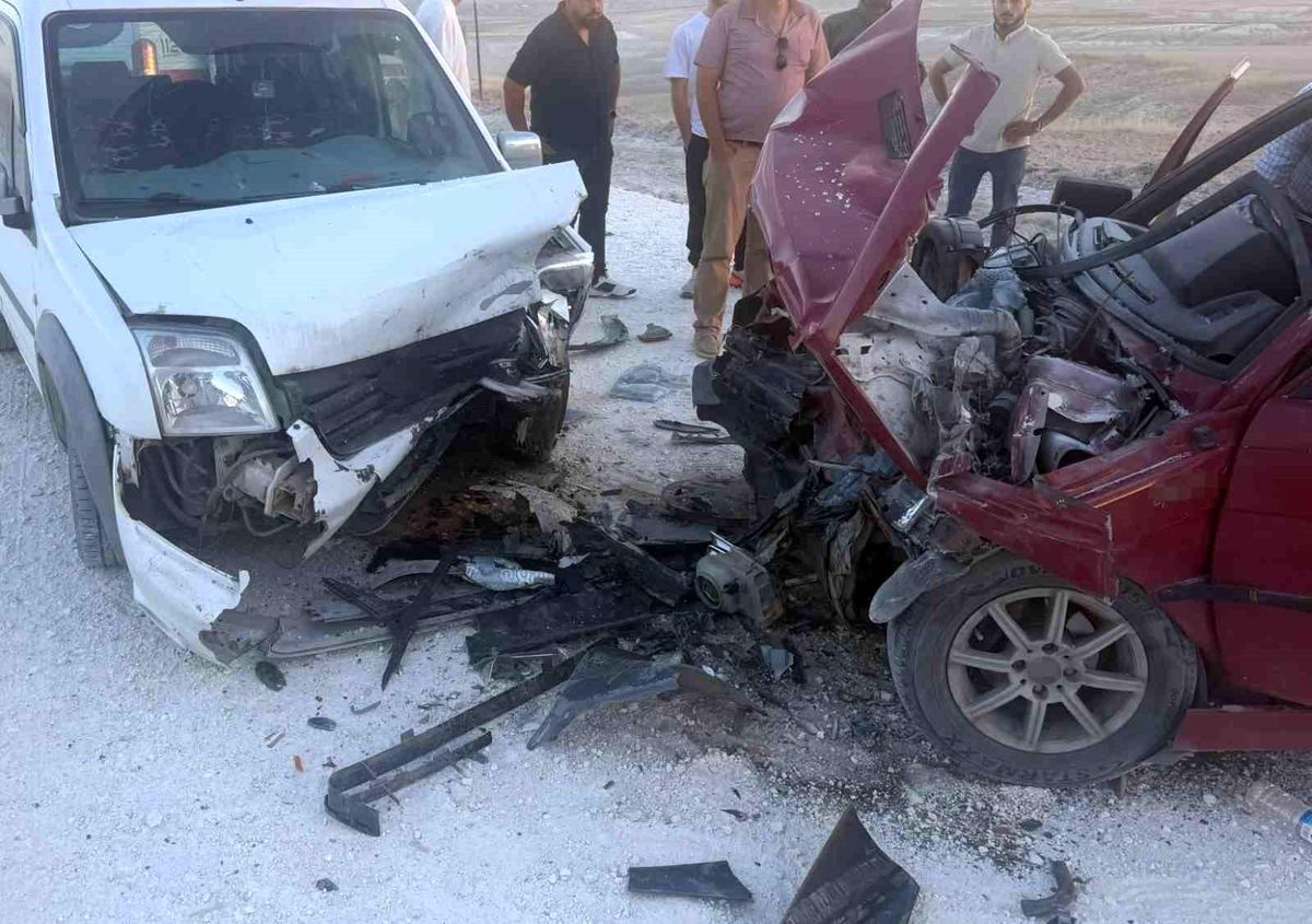 Eskişehir'de iki araç kafa kafaya çarpıştı: 1'i ağır 3 yaralı