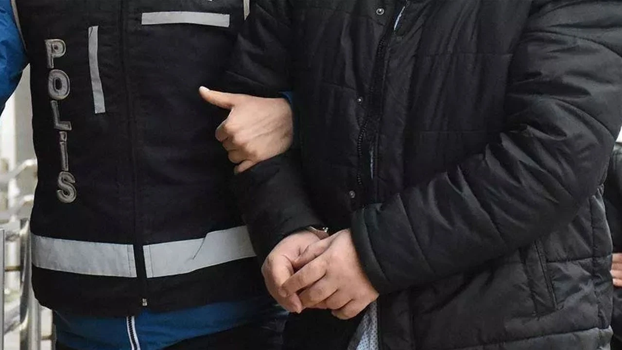 İstanbul merkezli 8 ilde FETÖ operasyonu! 8'i kamu görevlisi 24 kişi yakalandı