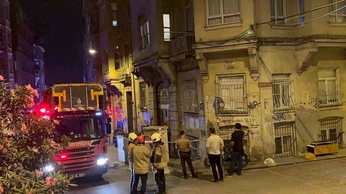 Beyoğlu'nda binada kısmı çökme meydana geldi: Bina sakinleri tahliye edildi