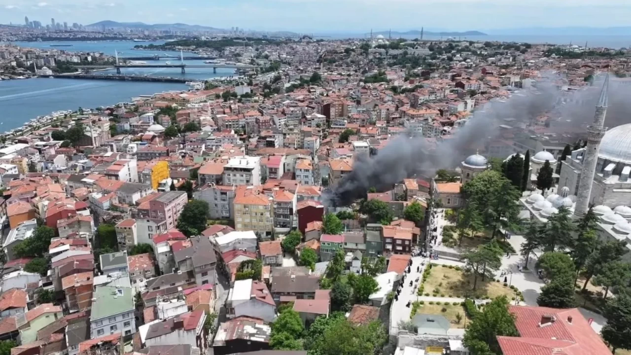 İstanbul Fatih'te korkutan yangın: Alevler araçlara sıçradı!