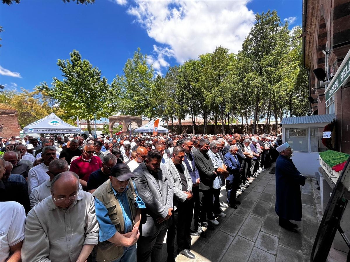 Eski Bakan Sabahattin Çakmakoğlu'nun eşinin cenazesi İncesu'da defnedildi
