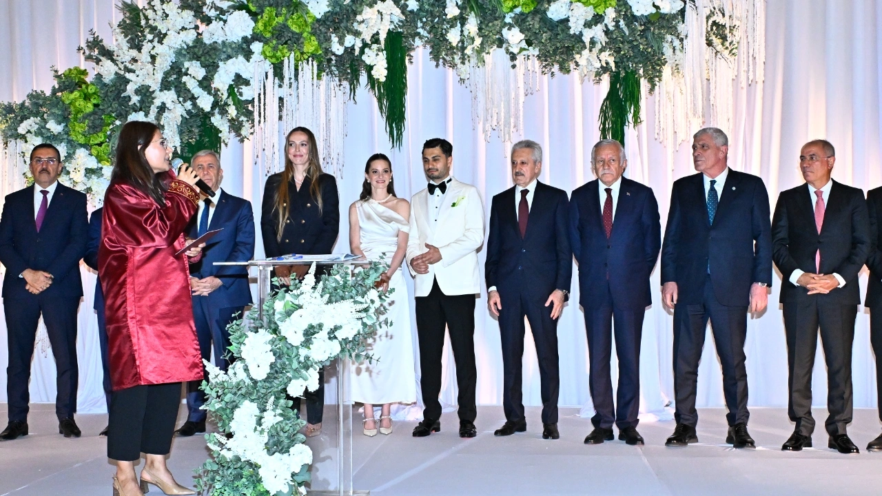 Müsavat Dervişoğlu'ndan Eda Erdem'e: Üstündağ'ın nikahına üst düzey