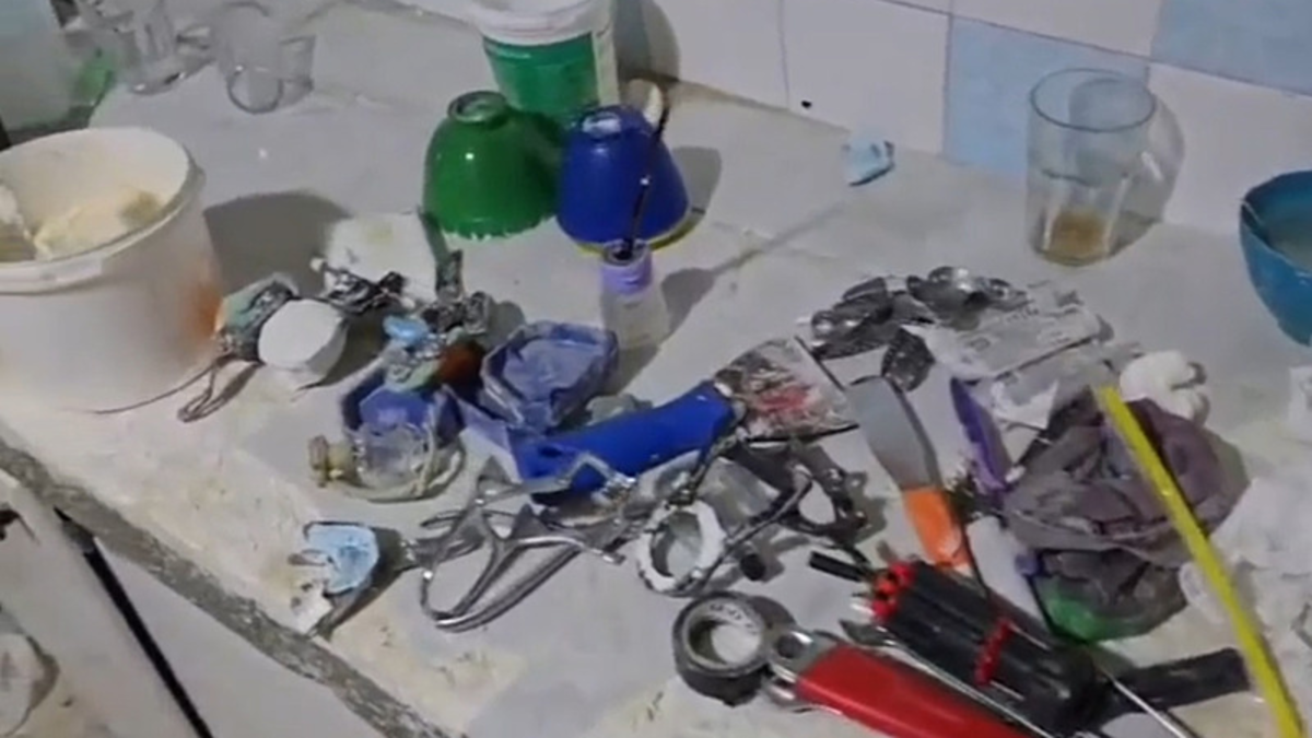 Merdiven altı diş laboratuvarı böyle deşifre oldu! Film gibi baskında ortaya çıkanlar şoke etti!