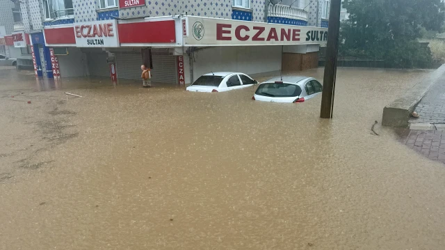 Kırşehir'de sağanak: Araçlar sular altında kaldı