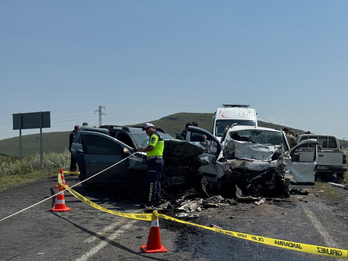 Ardahan'da iki aracın çarpışması sonucu 3 kişi öldü, 3 kişi yaralandı