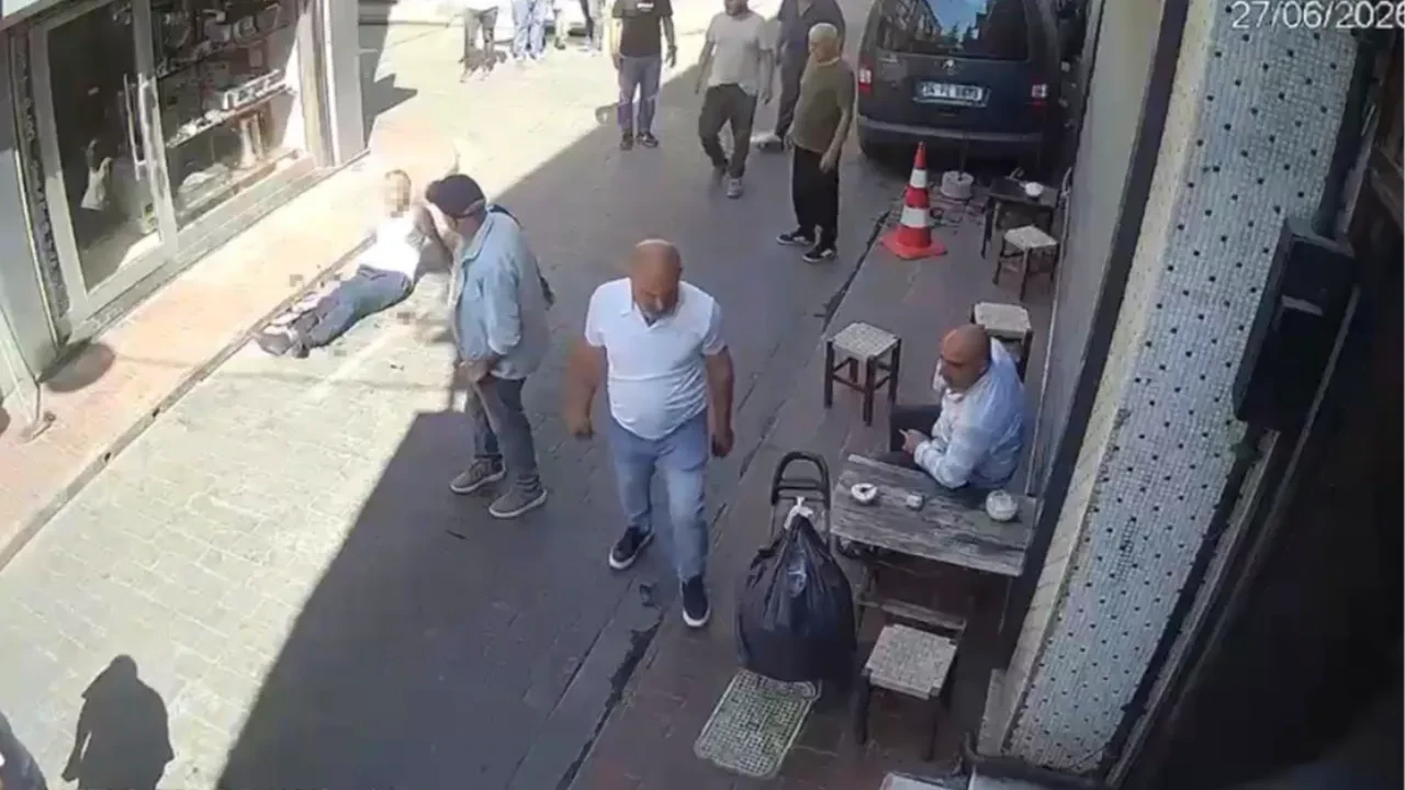 15 yaşındaki çocuğa sarkıntılık iddiası dehşetle bitti! Tekme, tokat ve dubayla öldüresiye dövüldü: O anlar kamerada