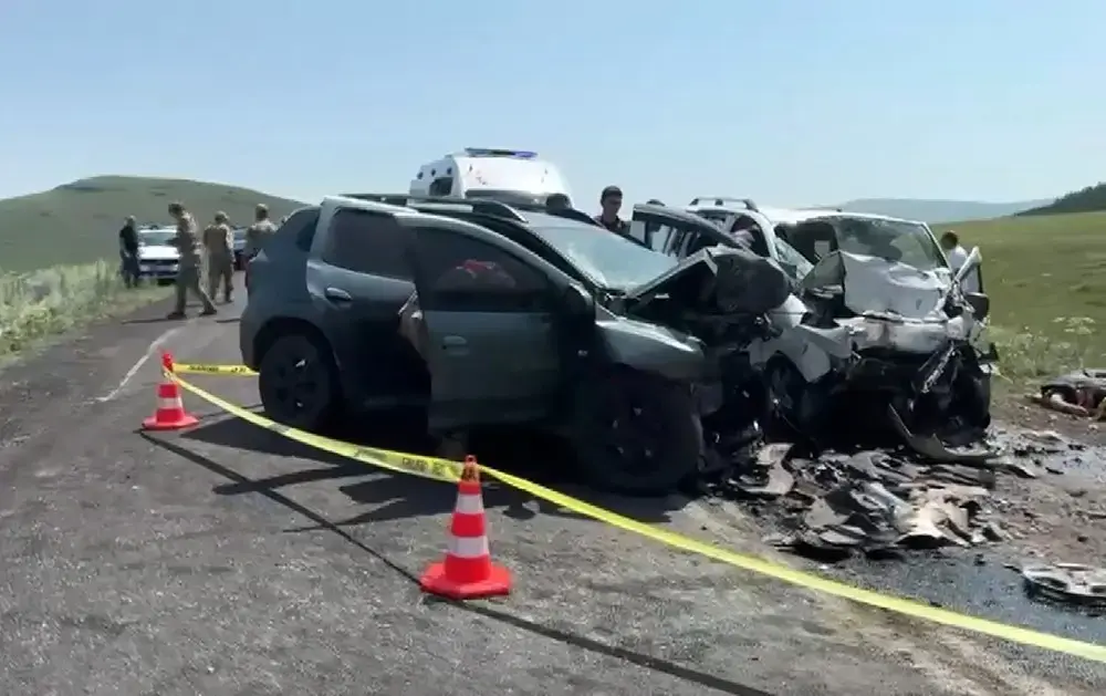 Ardahan'da feci kaza! İki araç çarpıştı, 4 kişi hayatını kaybetti