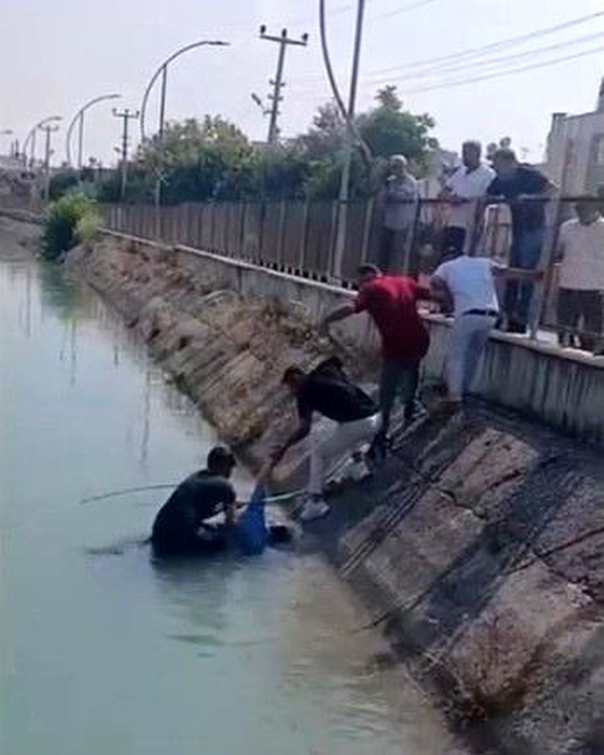 Tarsus'ta sulama kanalına düşen şahıs ölümden döndü