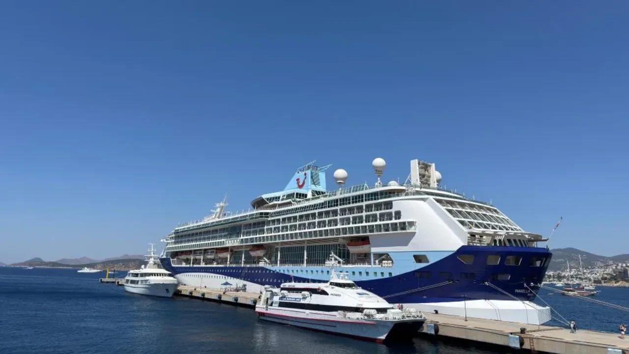 Bodrum’a turist akını! Deniz yoluyla geldiler