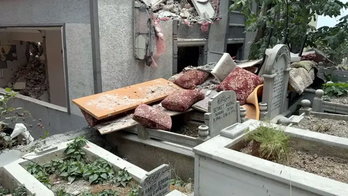 Yıkılan binadan mezarlığa moloz düşmesin diye "yastıklı" önlem