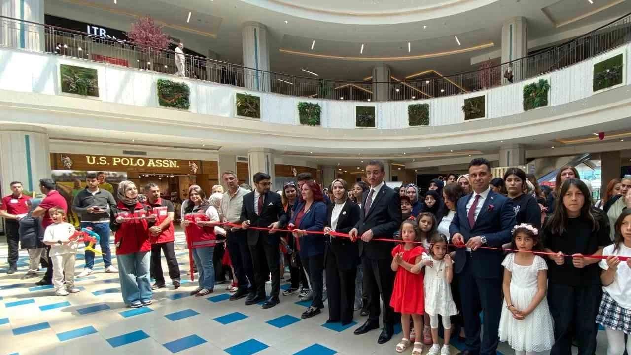 Erzurum’da koruyucu aile farkındalık sergisi yoğun ilgi gördü