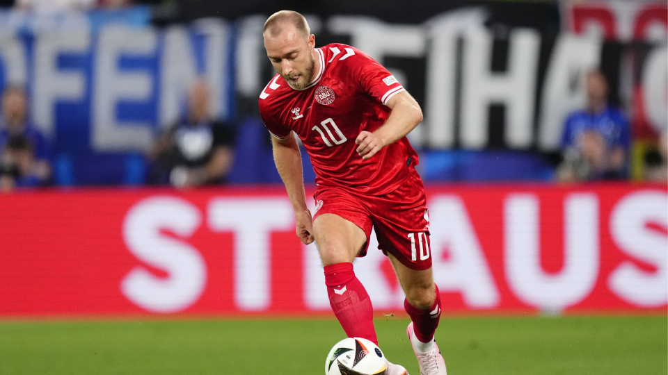 Christian Eriksen korkuttu: Aniden yere yığıldı!