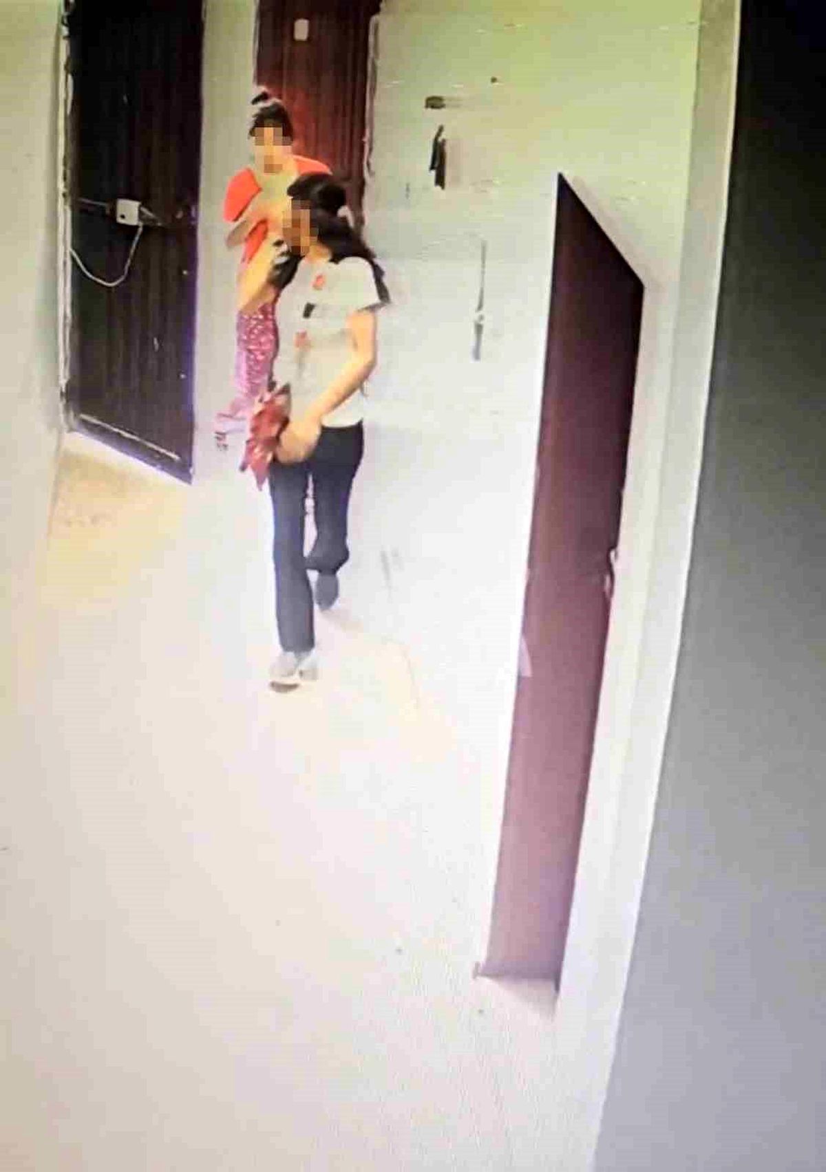 Apartmanın giriş kapısını zorlayan iki şüpheli kamerada