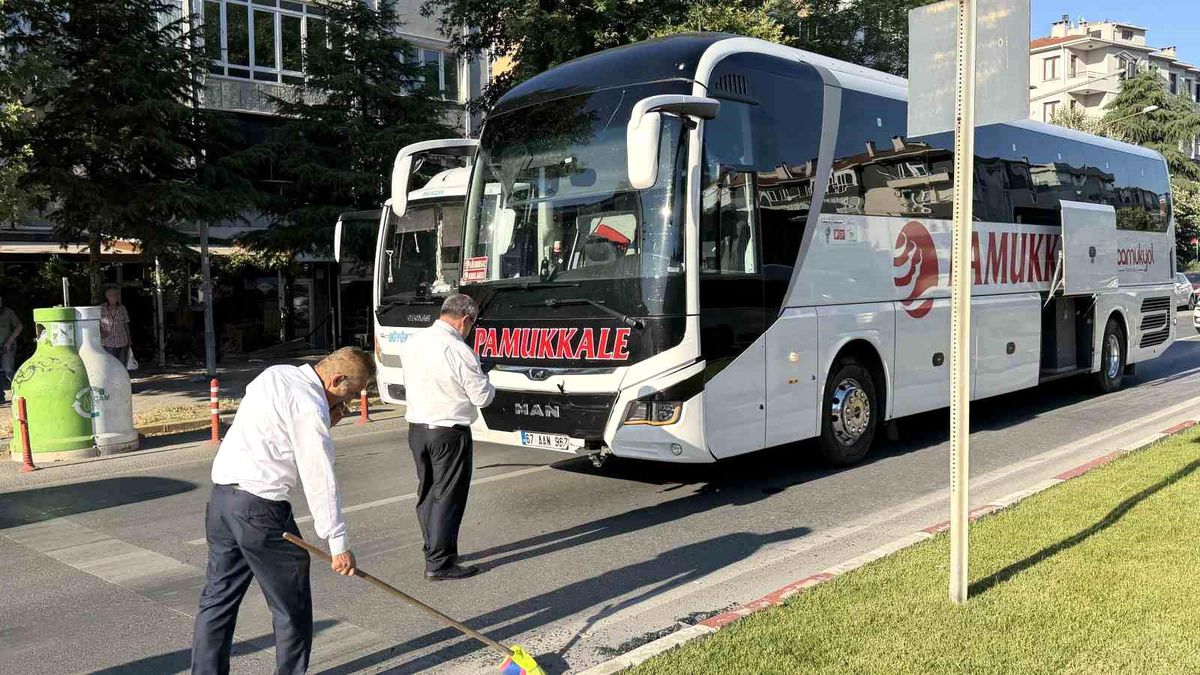 Lüleburgaz'da yaya geçidinde yavaşlayan otomobile yolcu otobüsü çarptı