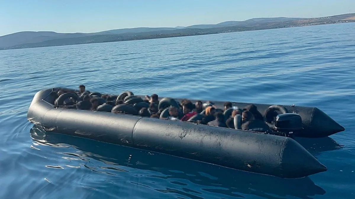 İzmir'de can pazarı! Göçmenler lastik botta yakalandılar
