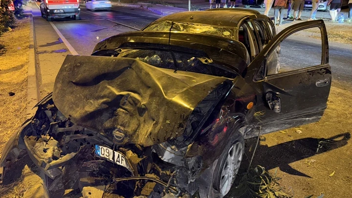 Aydın'da otomobil ağaca çarptı: 6 yaralı