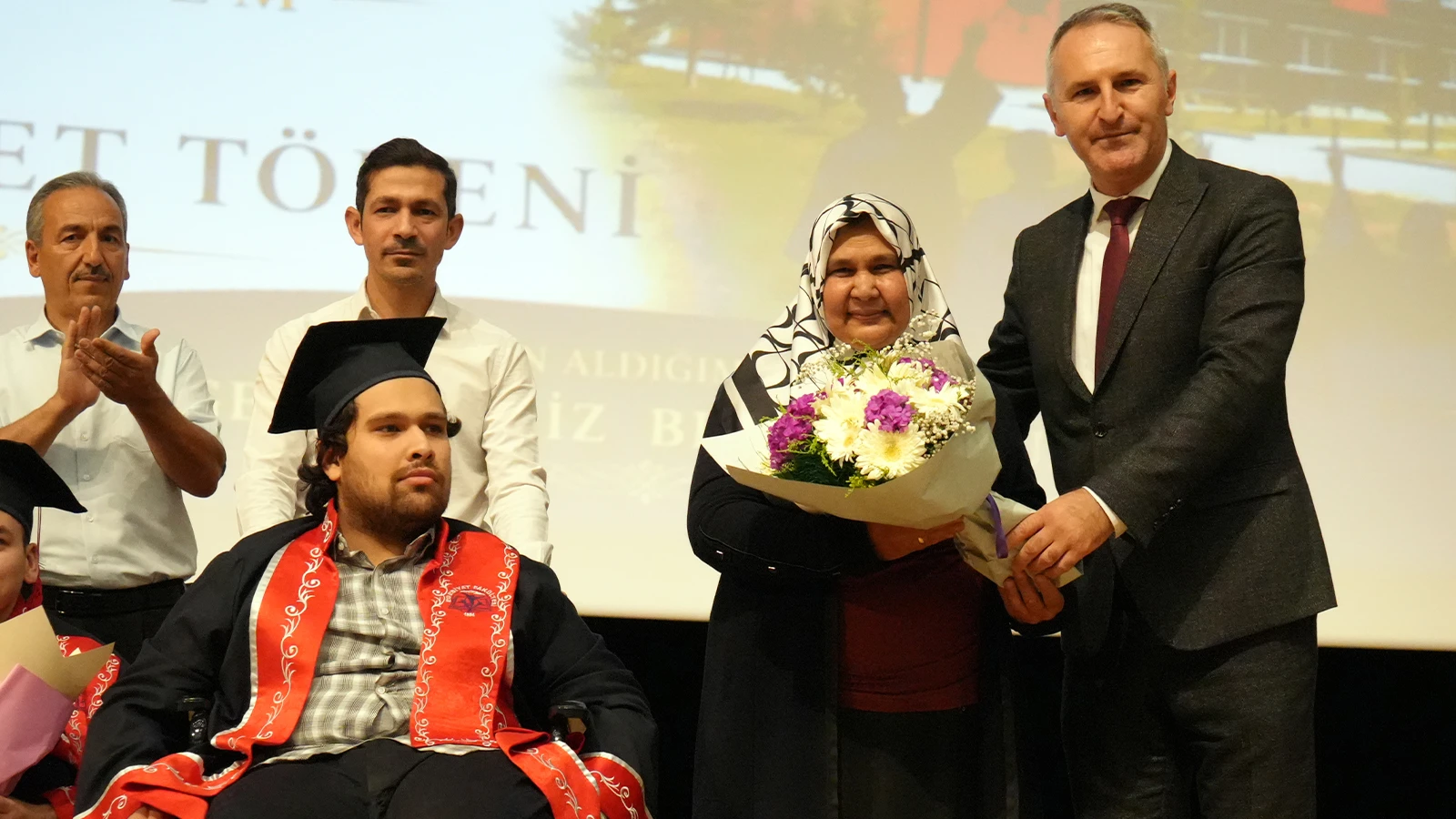Annesinin tekerlekli sandalyeyle okula getirip götürdüğü Abdulsamet, üniversiteyi dereceyle bitirdi