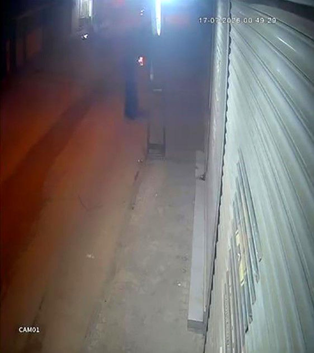 Tanınmamak için kadın kılığına girip silahlı saldırı düzenledi