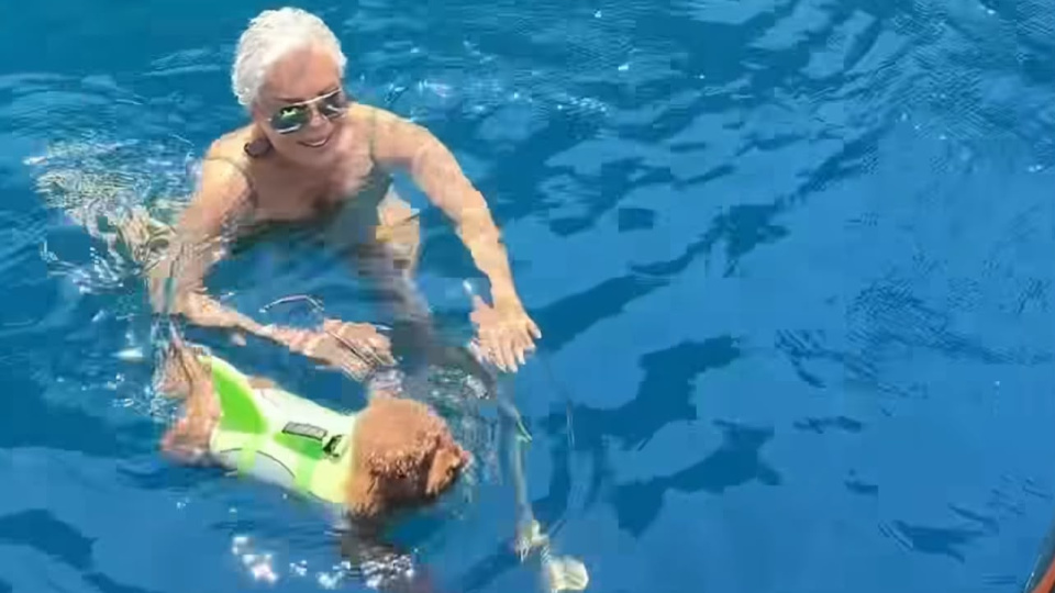 Semiramis Pekkan, köpeğiyle birlikte denizde serinledi