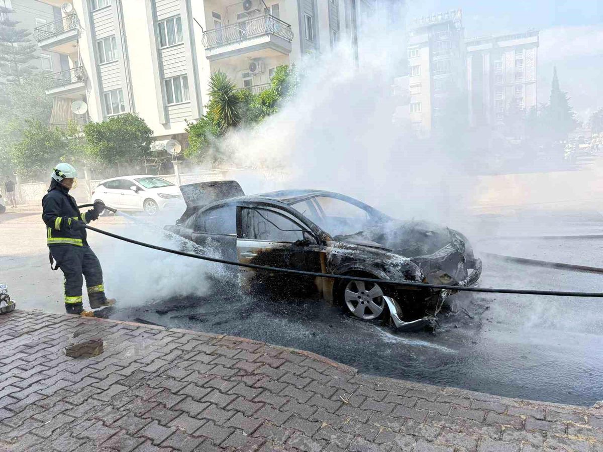 Otomobil saniyeler içinde alev topuna döndü, yangın tüpü ve hortumlar işe yaramadı