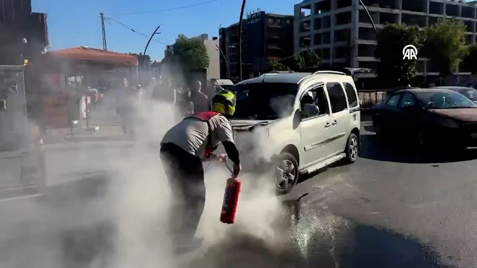 Küçükçekmece’de Yanan Hafif Ticari Araca Motokurye Müdahalesi