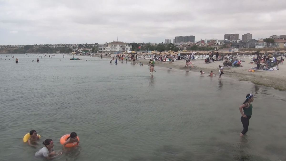 Silivri'de hafta sonu plaj yoğunluğu; rüzgara rağmen denize girdiler