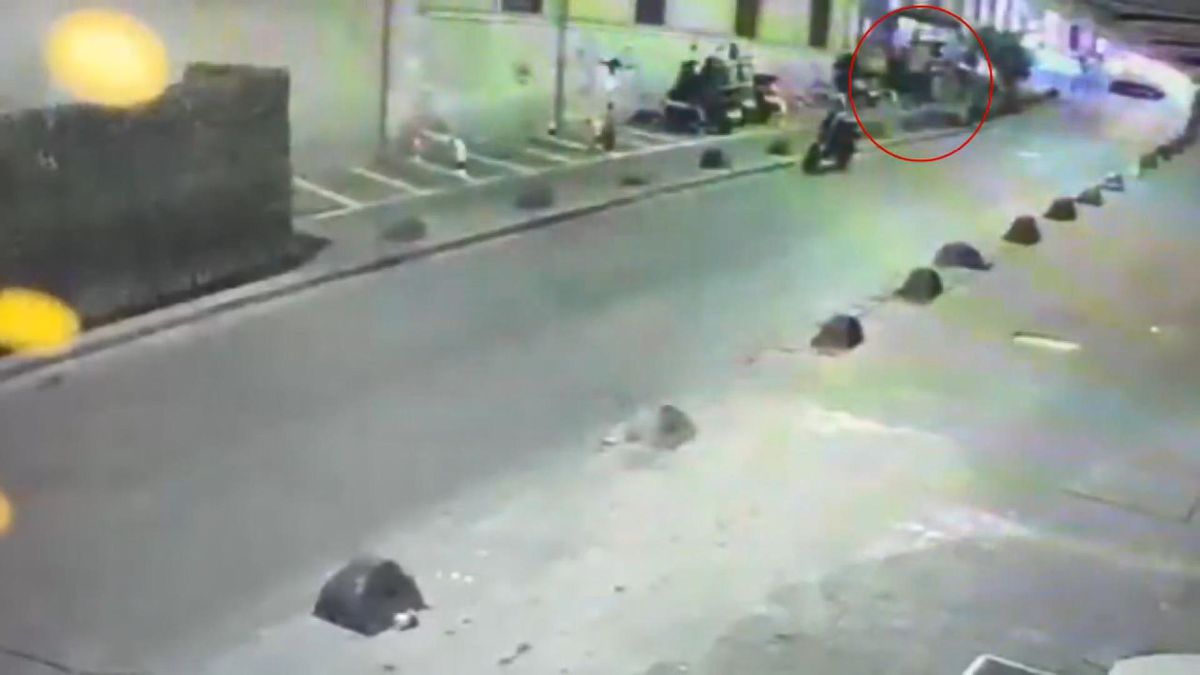 Beyoğlu'nda park halindeki motosikletlerin kasklarını şüpheli yakalandı