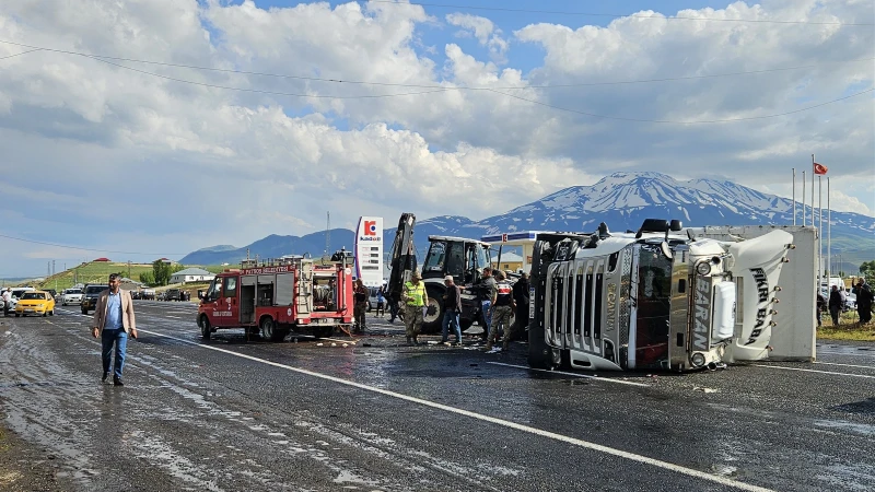 Ağrı'da zincirleme trafik kazası: Ölü ve yaralılar var